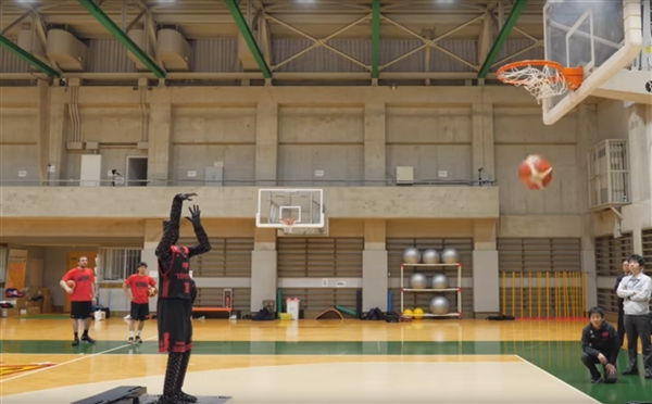 丰田制造出完美的篮球罚球机器人 百发百中