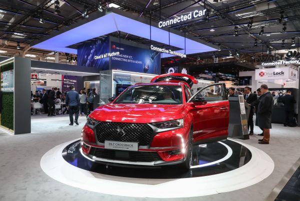 德国汉诺威华为公司展区拍摄的一辆华为与标志雪铁龙合作推出的DS 7 Crossback汽车。（新华社）