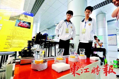创意竞赛区，斟茶待客机器人正在为客人斟茶。 本组图片 《东江时报》记者张艺明 摄