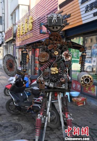 这个机器人是吉林一修理工利用四天时间，收集百余件废旧机车零件拼装而成的。　张瑶　摄