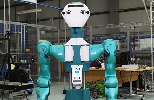 Ocado协作机器人正在靠近工厂