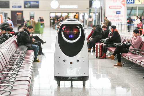 　　资料图片：郑州东站增设的&ldquo;E巡机器警长&rdquo;，可以全天候自主巡逻监控，还可以监测车站内空气质量和温湿度，发现火灾隐患，有效保障旅客出行安全（2017年2月20日摄）。新华社记者 李博 摄