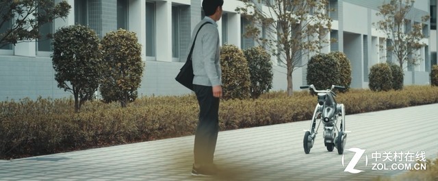 日本研发可变形为摩托车的伙伴机器人 