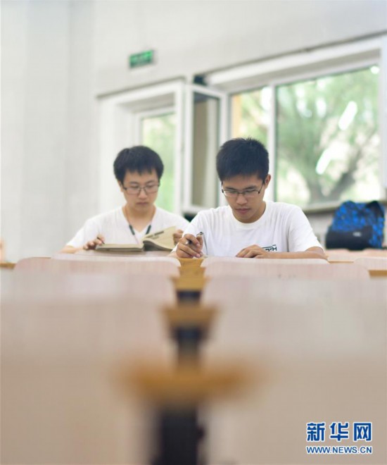 （图片故事）（4）大学生李蕴洲和魏晋：用智能机器人实现梦想