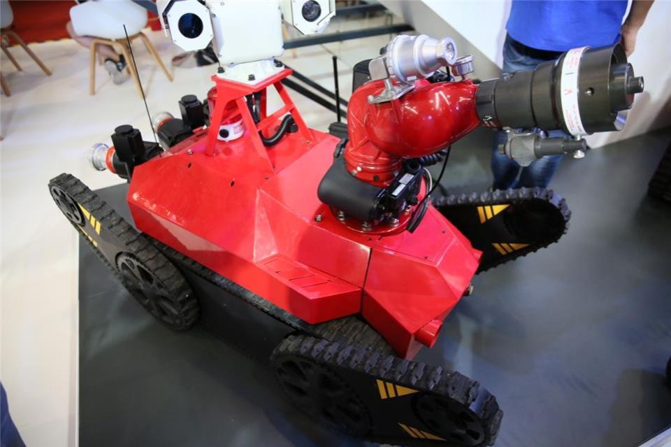 图为 HRG小型智能消防（灭火）机器人